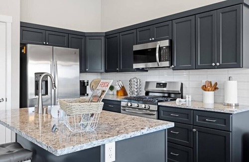 Tri-Cities Maison | New house!! Outdoor Hot tub with beautiful sunset views