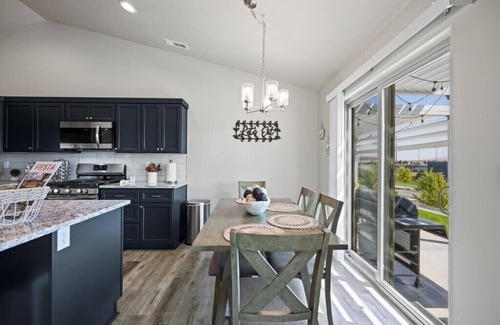 Tri-Cities Maison | New house!! Outdoor Hot tub with beautiful sunset views