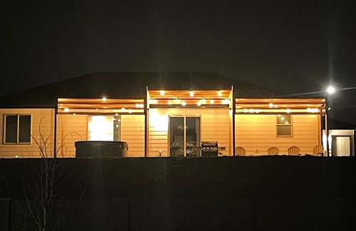 Tri-Cities Maison | New house!! Outdoor Hot tub with beautiful sunset views