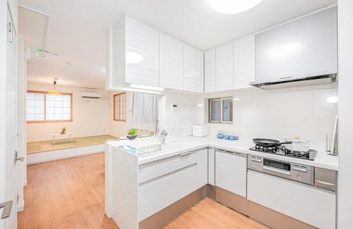 Sumida Appartement | New house Solamachi Tokyo 5 min walk, Asakusa 2 min away, direct airport access, great for families and groups