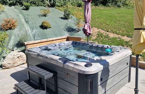 Faverges-Seythenex Maison | Gîte 427- Maison indép. 2 pers (4*) avec SPA, vue panoramique sur Massif Bauges