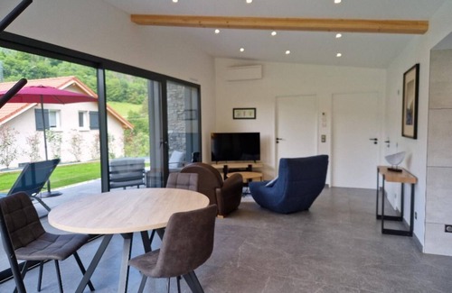 Faverges-Seythenex Maison | Gîte 427- Maison indép. 2 pers (4*) avec SPA, vue panoramique sur Massif Bauges