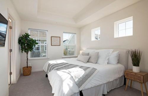 Cambridge Maison | New Intown Waterfront Townhome wPool & Location