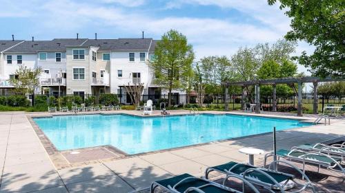 Cambridge Maison | New Intown Waterfront Townhome wPool & Location