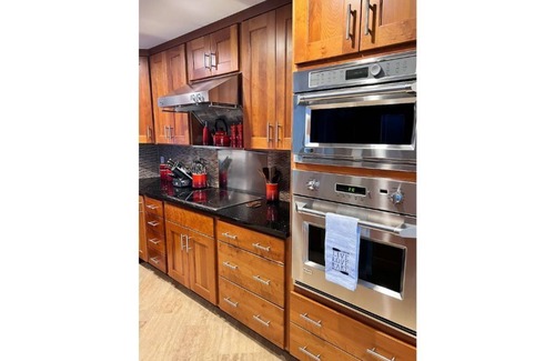 Radford Maison | NEW! Lake Front Lodge, VT & RU close