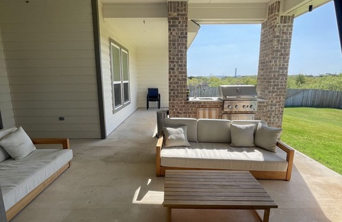 Graford Maison | NEW LAKE HOUSE HOT TUB/POOL /PRIVATE BOAT RAMP/ BOAT SLIPS+DOCK/ 4/3 SLEEPS 10