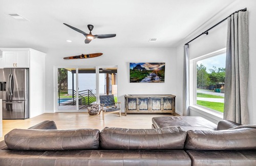 Point Venture Maison | New! Lake Travis Retreat w/Pool, Views & Outdoor Kitchen. Perfect for families
