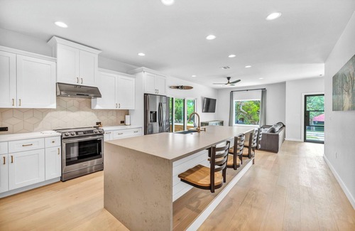 Point Venture Maison | New! Lake Travis Retreat w/Pool, Views & Outdoor Kitchen. Perfect for families