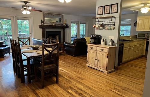 Central Maison | NEW!Lakefront retreat with huge dock, private cove. Perfect for Clemson Football