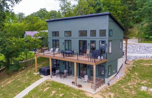 Williamstown Maison | New- Lakefront w/Dock- Hot tub-7 miles to Ark