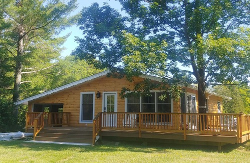 Silver Bay Cottage | New Lakeside Cottage 5 minutes from great hiking with large deck and lake view