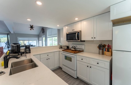 Alton Bay Maison | NEW Lakeside Haven: Sleeps12| HotTub |Private Dock