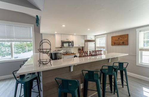 Alton Bay Maison | NEW Lakeside Haven: Sleeps12| HotTub |Private Dock
