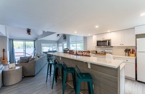 Alton Bay Maison | NEW Lakeside Haven: Sleeps12| HotTub |Private Dock