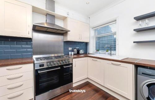 Wolstanton Maison | NEW Lily House by Truestays - 3 Bedroom House in Stoke-on-Trent