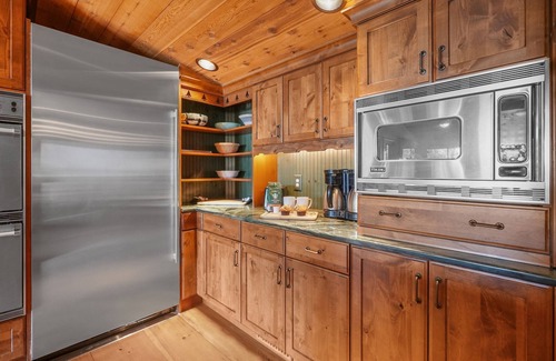 Brutus Maison | New Listing! 20% OFF! Burt Lake-Lakefront-Huge Deck & Yard-Fire Pit