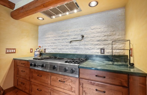 Brutus Maison | New Listing! 20% OFF! Burt Lake-Lakefront-Huge Deck & Yard-Fire Pit