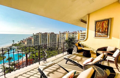Marina Vallarta Copropriété | New Listing - Beachfront Luxury Penthouse BVG