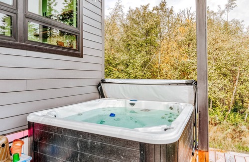 Stevenson Maison | New listing! Chic and stunning dog-friendly home w/ private hot tub & firepit!