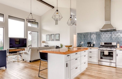 Stevenson Maison | New listing! Chic and stunning dog-friendly home w/ private hot tub & firepit!