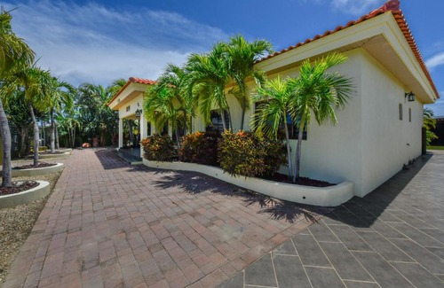 Opal Maison | New Listing Close To Beach Jacuzzi Villa