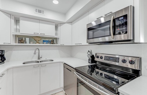 Aquarius Oceanfront Copropriété | New listing! Direct oceanfront condo with private balcony overlooking the pool and beach