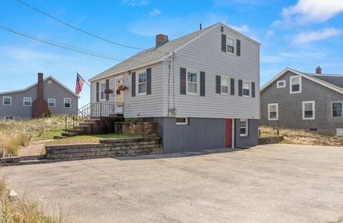 Newbury Maison | NEW LISTING DISCOUNT Oceanfront on Plum Island w/ 4+ bedrooms. Family friendly!