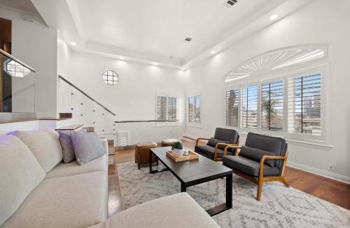 Downtown Los Angeles Maison | New Listing Dodger Clubhouse by Colby & Conrad