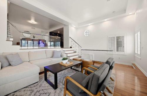 Downtown Los Angeles Maison | New Listing Dodger Clubhouse by Colby & Conrad