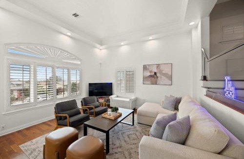 Downtown Los Angeles Maison | New Listing Dodger Clubhouse by Colby & Conrad