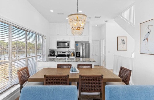 Dune Allen Beach Appartement | New Listing! Gulf and Lake Views! Private Dock! Beach Access Just Across the Street! Bikes!