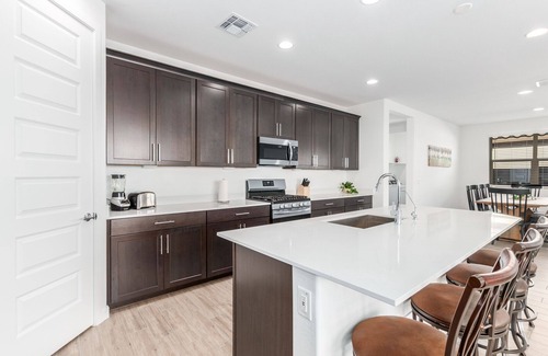 Desert View Maison | New Listing! Heated Sparkling Pool, Fast Wifi, King Bed, Putting Green!