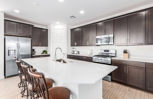 Desert View Maison | New Listing! Heated Sparkling Pool, Fast Wifi, King Bed, Putting Green!