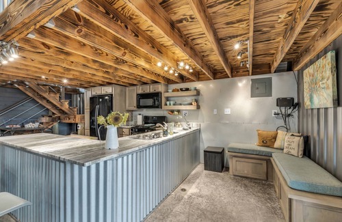 Trenton Cabine | New Listing - Mountaintop with mountain views - Industrial Farm Stay - Chattanooga -Cloudland Canyon