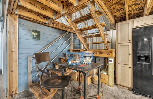 Trenton Cabine | New Listing - Mountaintop with mountain views - Industrial Farm Stay - Chattanooga -Cloudland Canyon