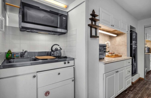 Hollywoodland Maison | New Listing Promo! Experience The Hollywood Hills Views