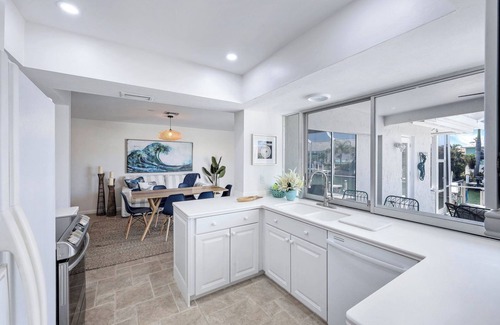 Marco Island Maison | New Listing! Recently updated waterfront 3-bedroom home with heated pool