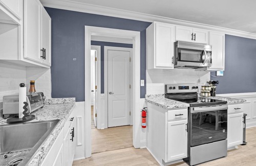 Paw Creek Maison | New listing, Remodeled! Stylish 3BR Airport 2 mi, Uptown 9 min + Free Parking