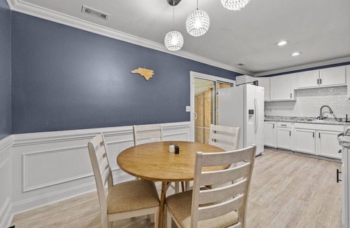 Paw Creek Maison | New listing, Remodeled! Stylish 3BR Airport 2 mi, Uptown 9 min + Free Parking