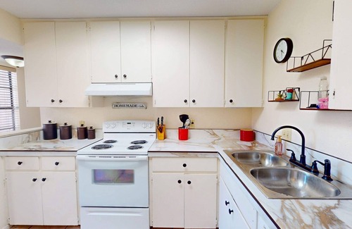 Midland Maison | NEW LISTING Right At Home-Midland Cowboy Siesta Corner Lot w/ Patio & Cov'd Park