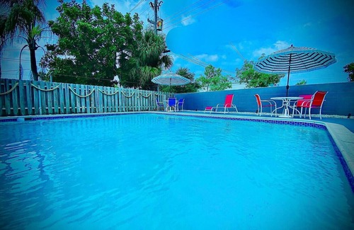 Deerfield Beach Maison | New Listing! Secret Serenity! Pool! 5min to Beach!