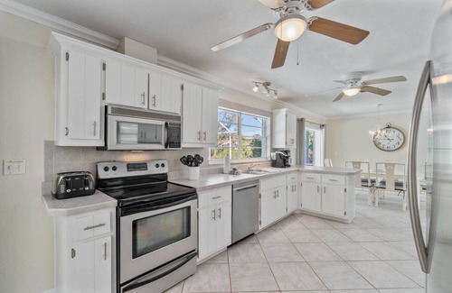Marco Island Maison | New Listing Special ~ 10% off Sept Stays! Perfect Family Escape at Cozy Pool Home Close to Beach