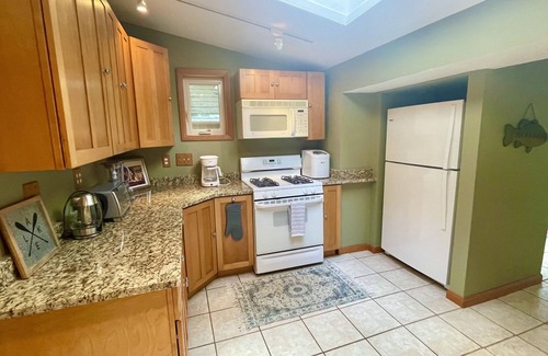 Medford Lakes Maison | *New Listing to Vrbo* Lovely Lakefront Log Cabin in Medford Lakes