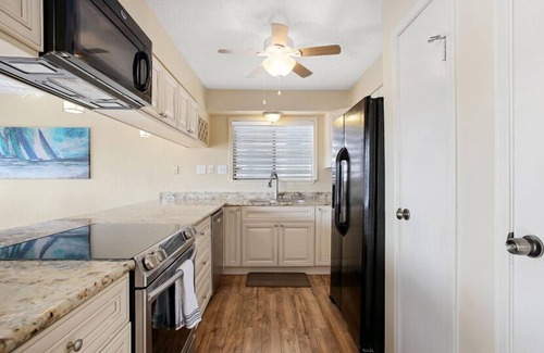Hitchcock Maison | New Listing! Waterfront Home on Tiki Island, Only 5 Miles to Galveston-Tiki Retreat