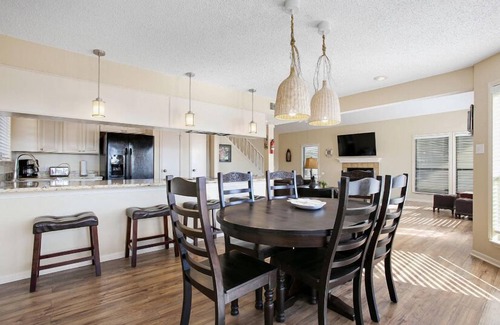 Hitchcock Maison | New Listing! Waterfront Home on Tiki Island, Only 5 Miles to Galveston-Tiki Retreat