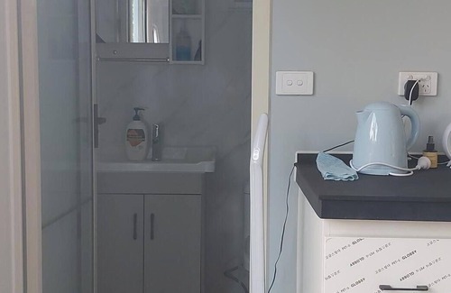 Tauranga Cabine | New "Little White Cabin" 2 single beds, Nice ensuite & shower. Pool & cabana.