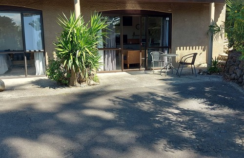 Tauranga Cabine | New "Little White Cabin" 2 single beds, Nice ensuite & shower. Pool & cabana.