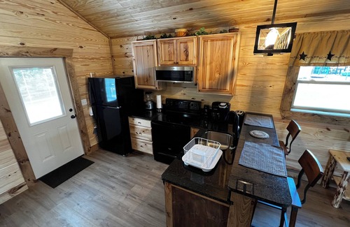 Stanley Cabine | NEW Log Cabin #2 LURAY Cozy Couples Hot Tub Stone Fireplace Mtn View Shenan Park