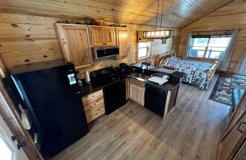 Stanley Cabine | NEW Log Cabin #2 LURAY Cozy Couples Hot Tub Stone Fireplace Mtn View Shenan Park