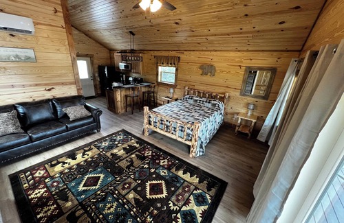 Stanley Cabine | NEW Log Cabin #2 LURAY Cozy Couples Hot Tub Stone Fireplace Mtn View Shenan Park